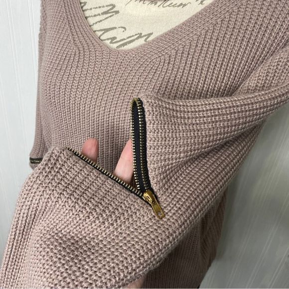 De
Rong Huang Pink Sweater with open neckline and Zippers - Picture 4 of 7